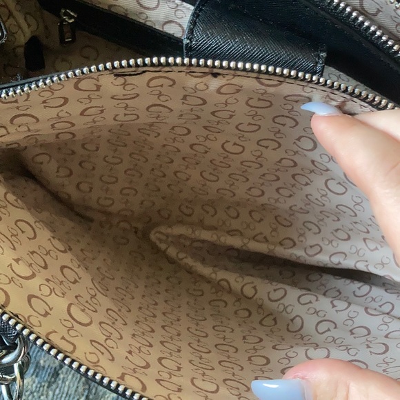 Guess Purse, gently used.. great condition - Picture 5 of 6